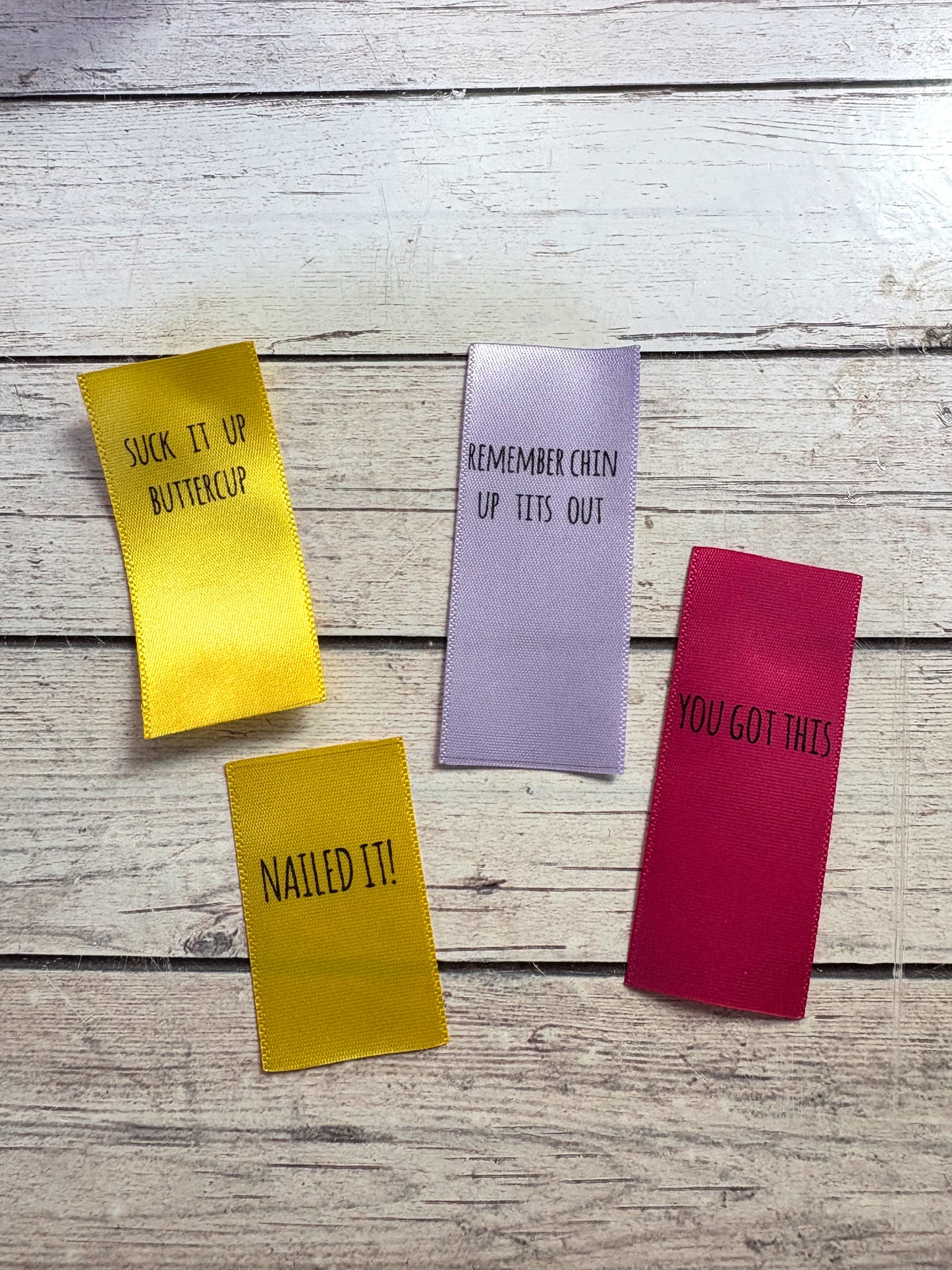 25mm sew-in labels with positive thinking messages (pack of 20): image 0